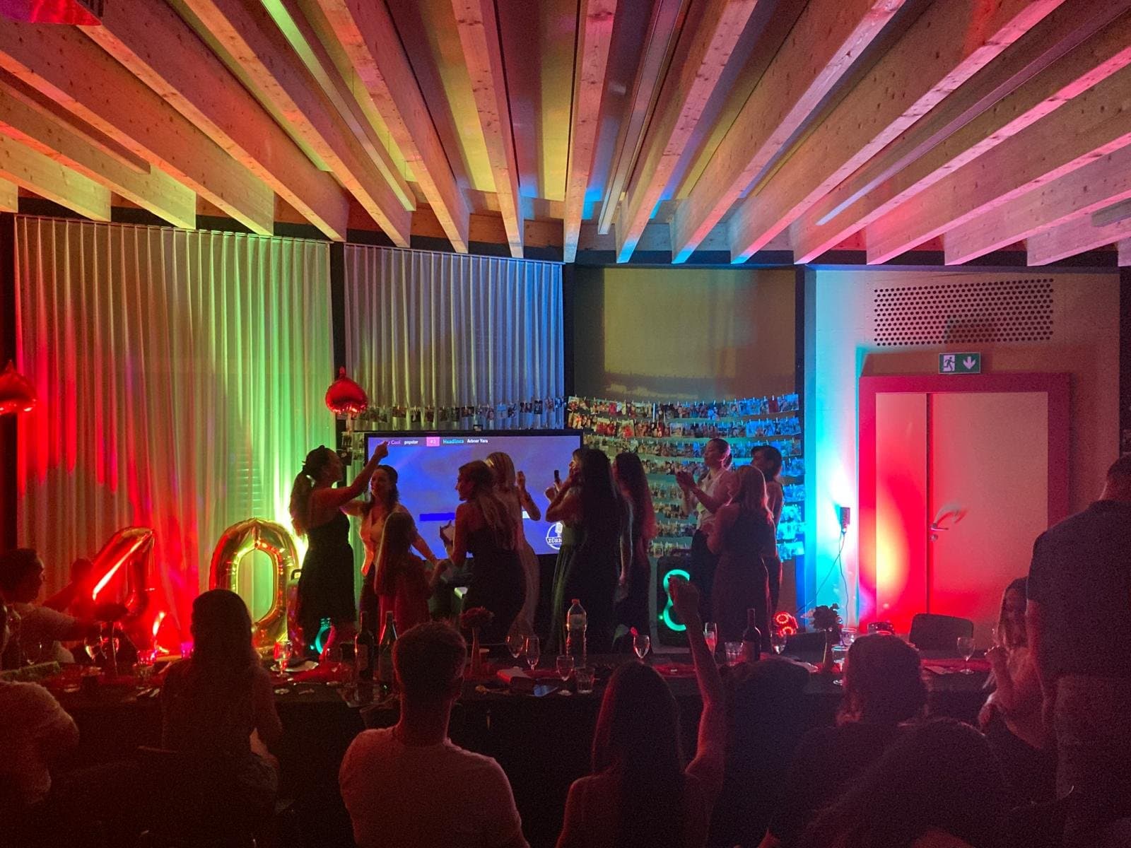 Ausgelassene Stimmung an einer 40er-Geburtstagsparty mit Karaoke